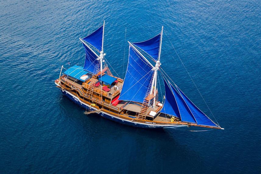 Charter Boat Cheng Ho Phinisi Liveaboard Sailing Diving Trip Komodo