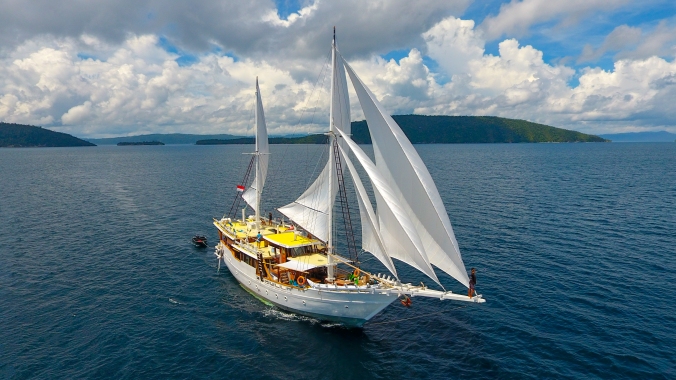 KLM Teman Liveaboard Boat Charter Sewa Kapal Phinisi Diving Komodo Raja Ampat Halmahera Banda Sailing Trip Indonesia