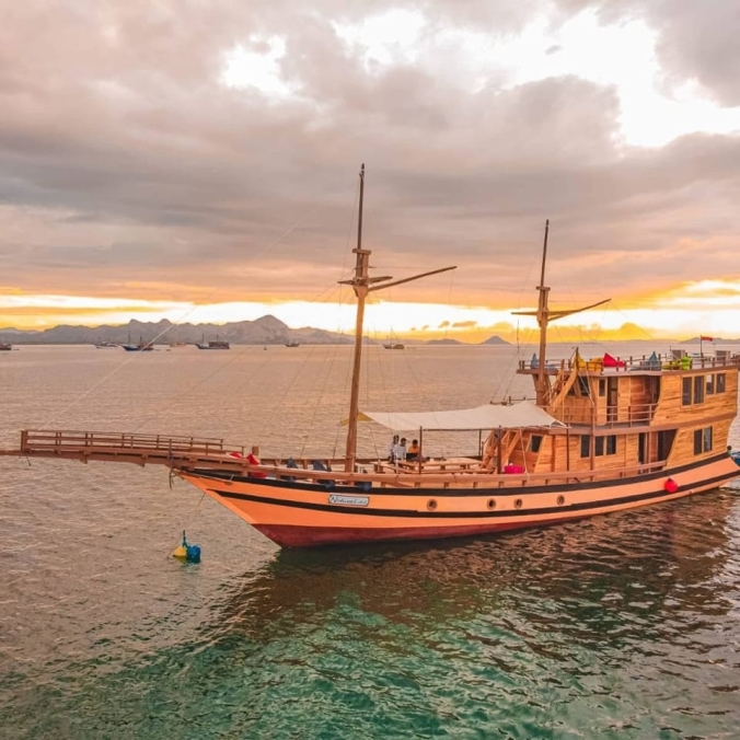 Sewa Kapal Phinisi Boat Charter Natural Liveaboard Private Open Trip Labuan Bajo Komodo Sailing Trip Indonesia